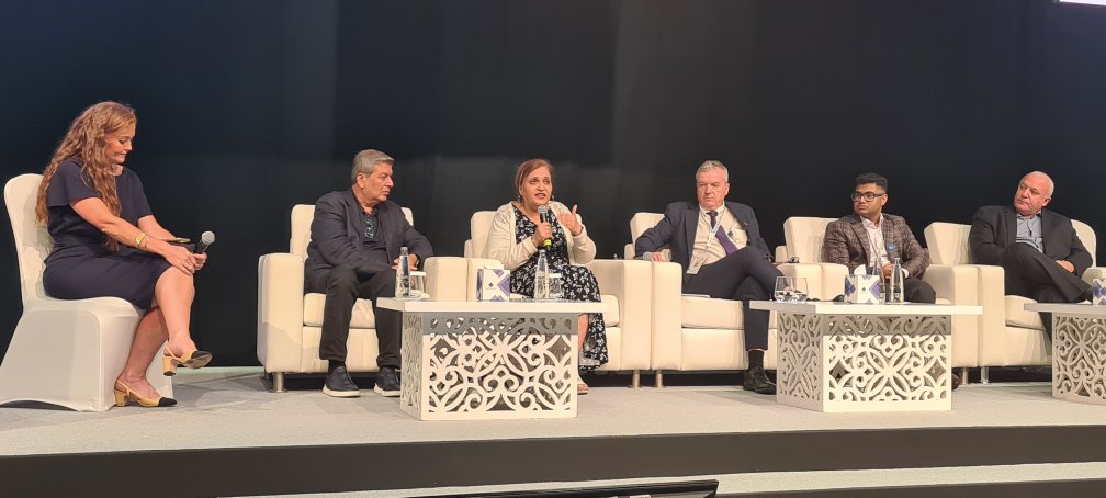 Experts and inclusion leaders in conversation during an Incluzun Summit panel discussion.